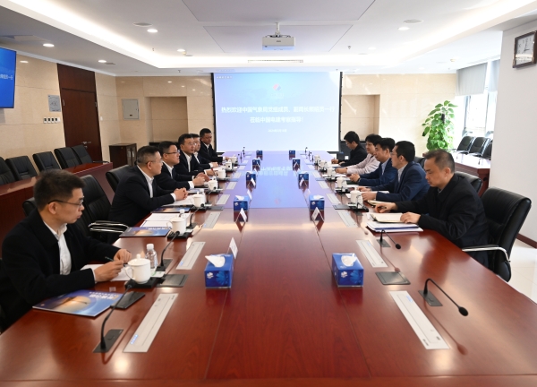 王小军与中国气象局副局长熊绍员会谈